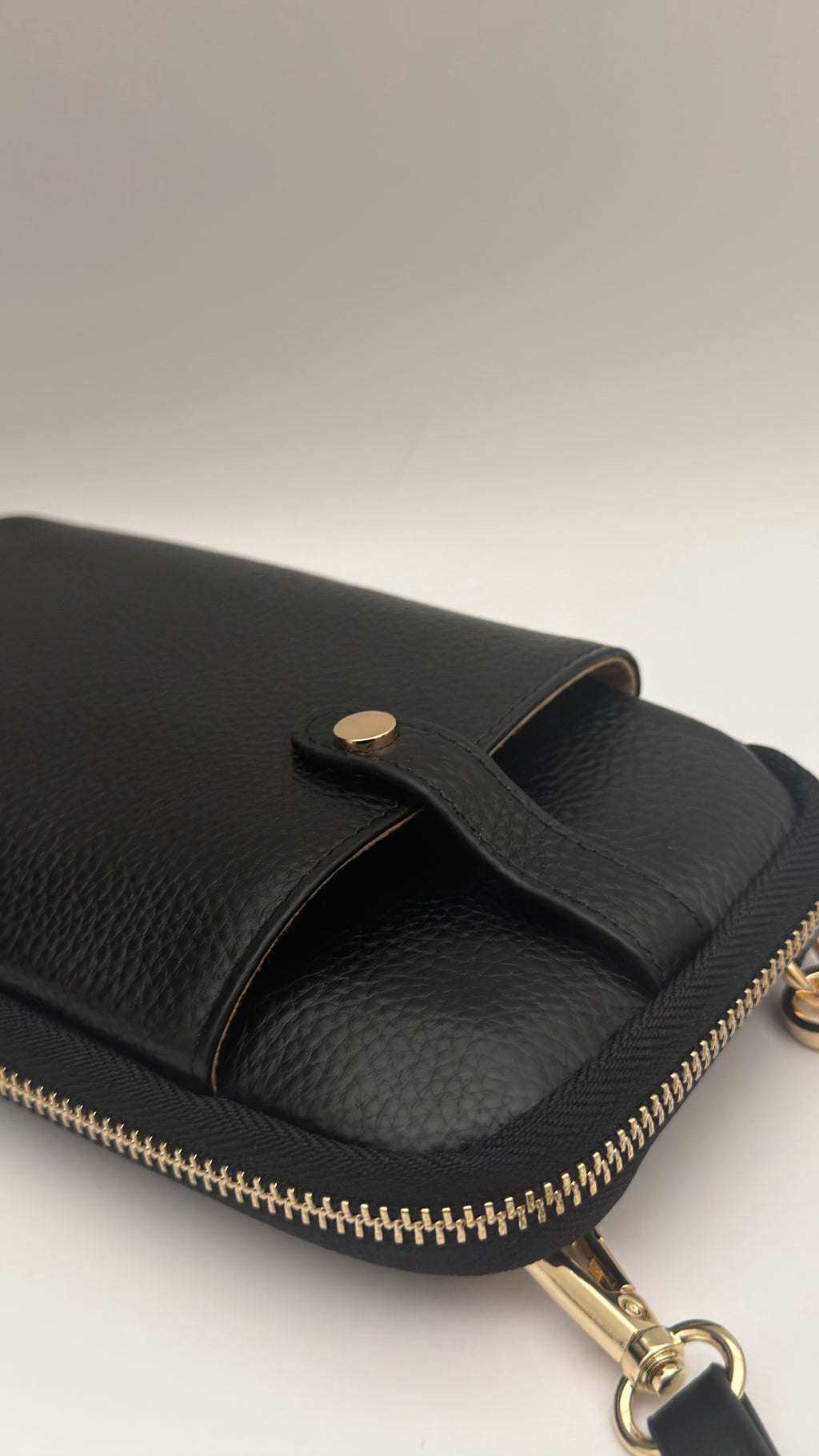 The Essential Wallet on Chain Black