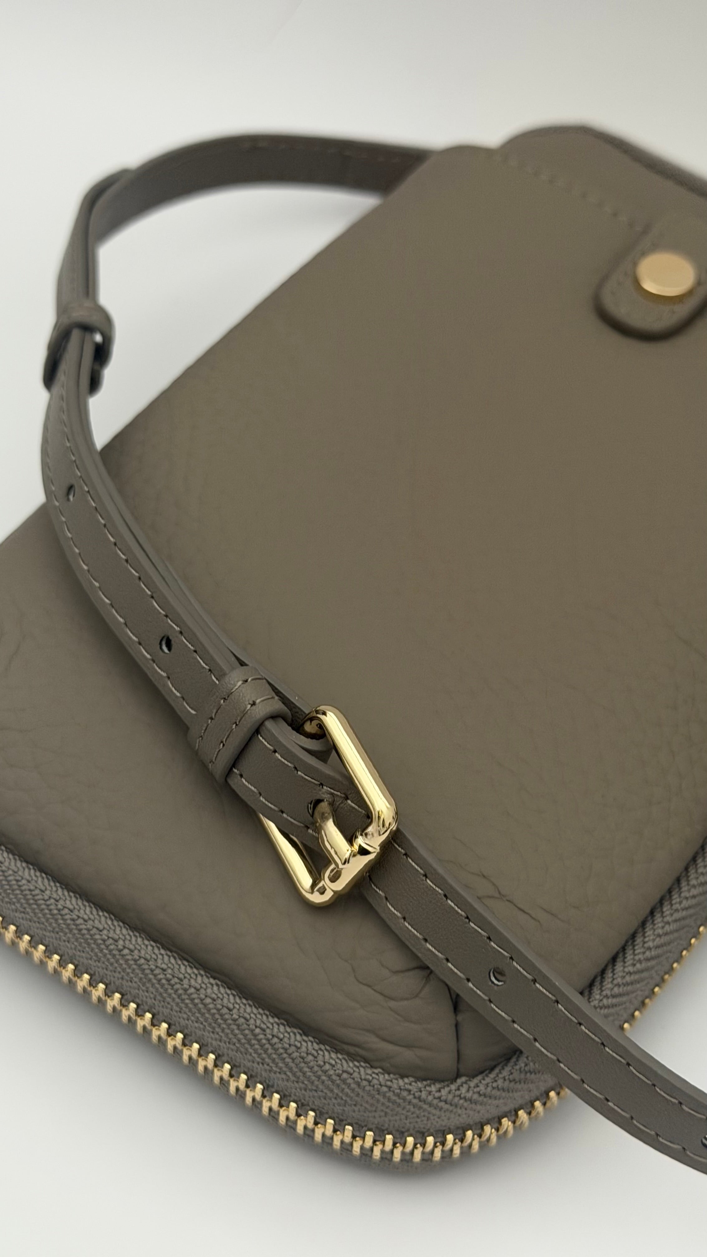 The Essential Wallet on Chain Light Taupe
