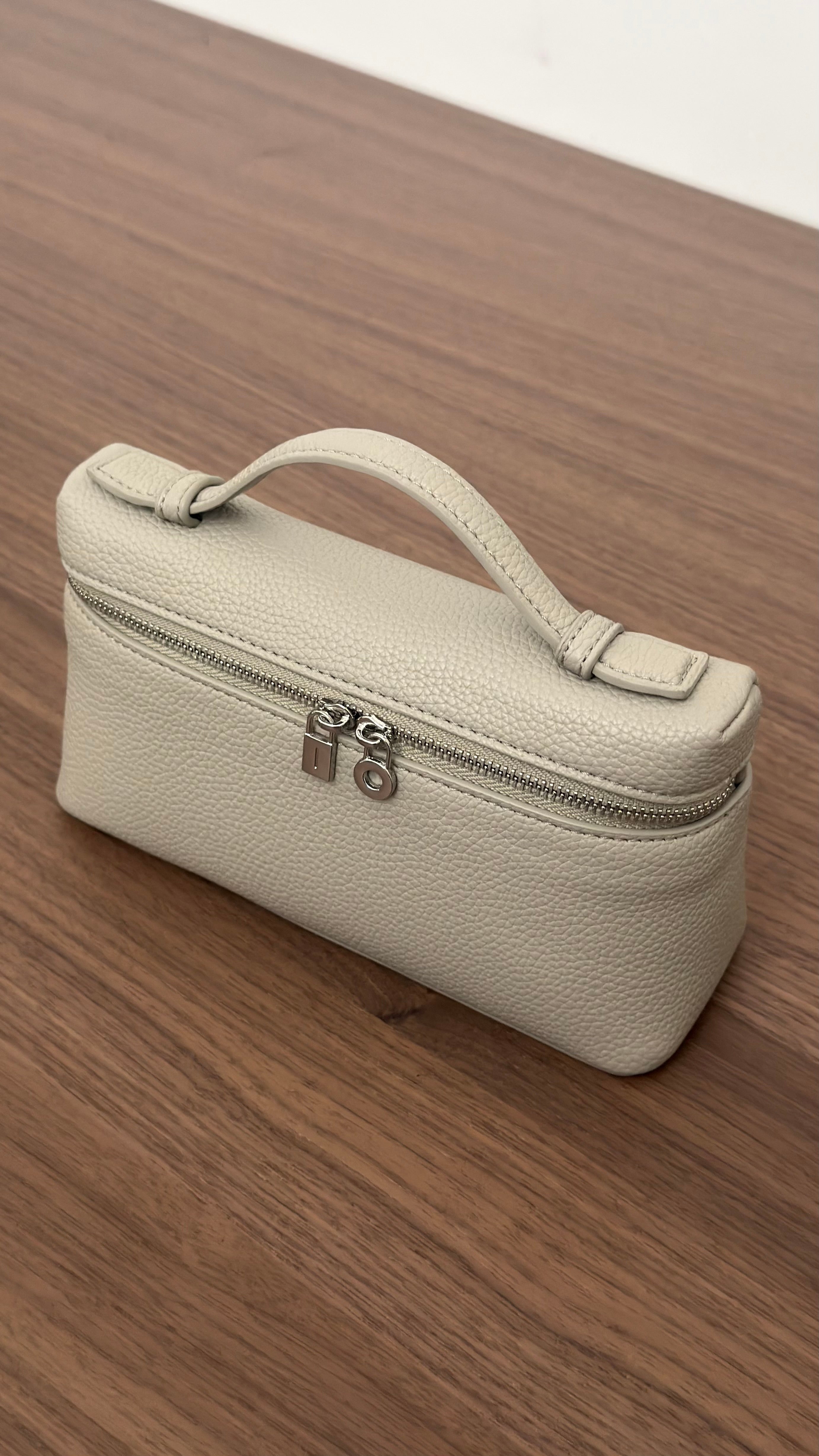 Aloura Light Grey