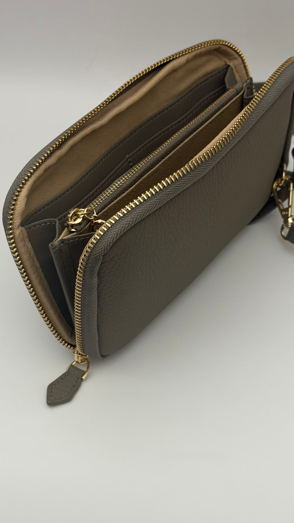 The Essential Wallet on Chain Light Taupe