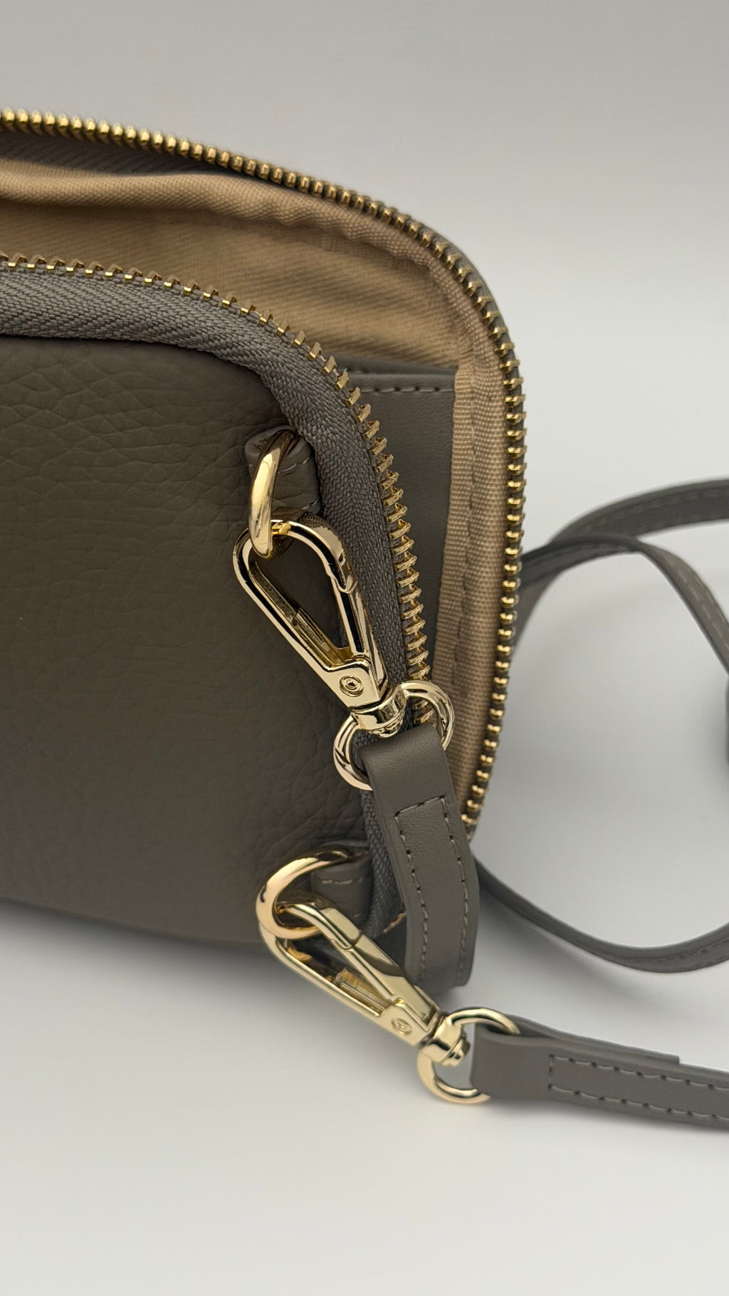 The Essential Wallet on Chain Light Taupe