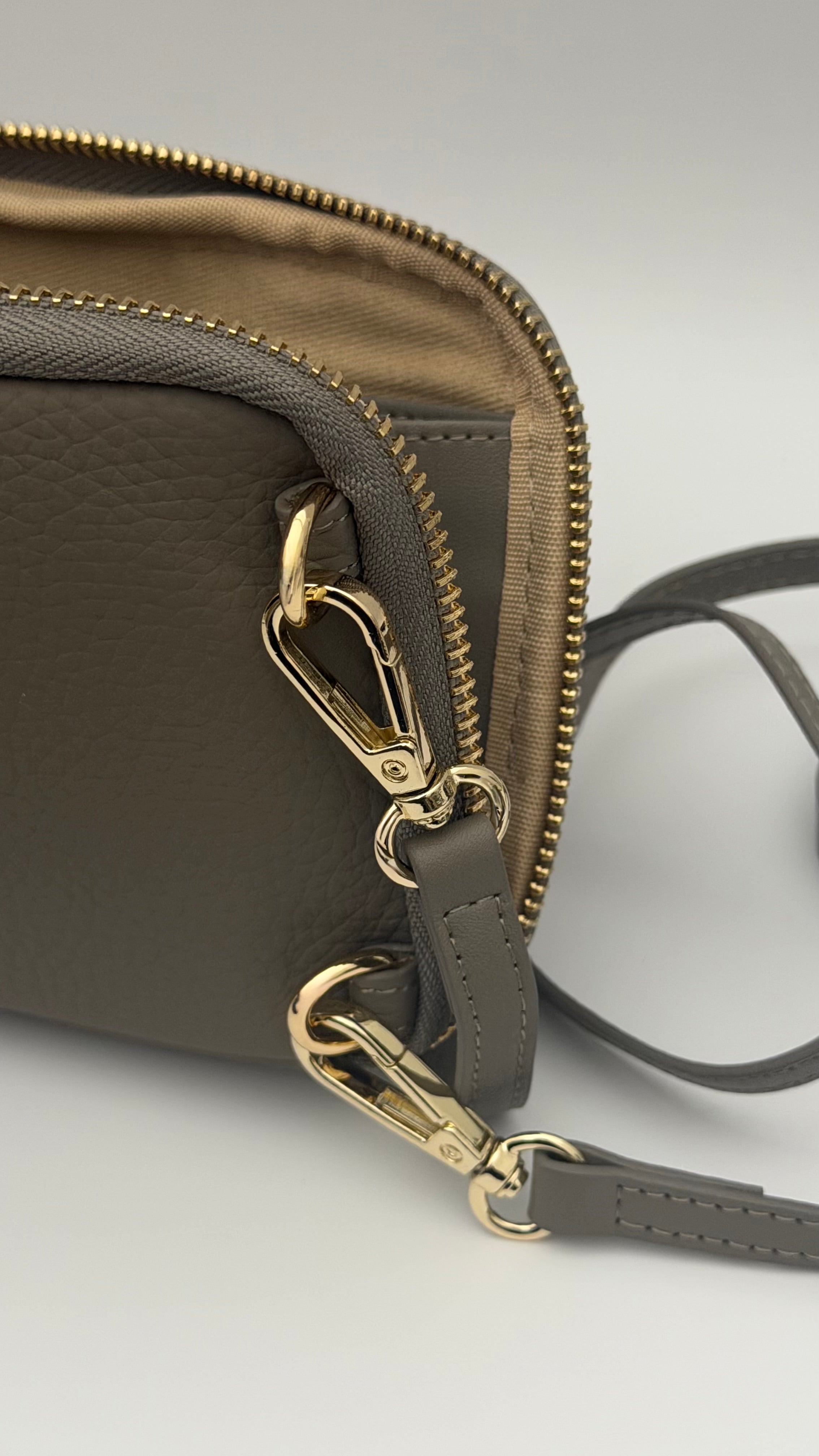 The Essential Wallet on Chain Light Taupe