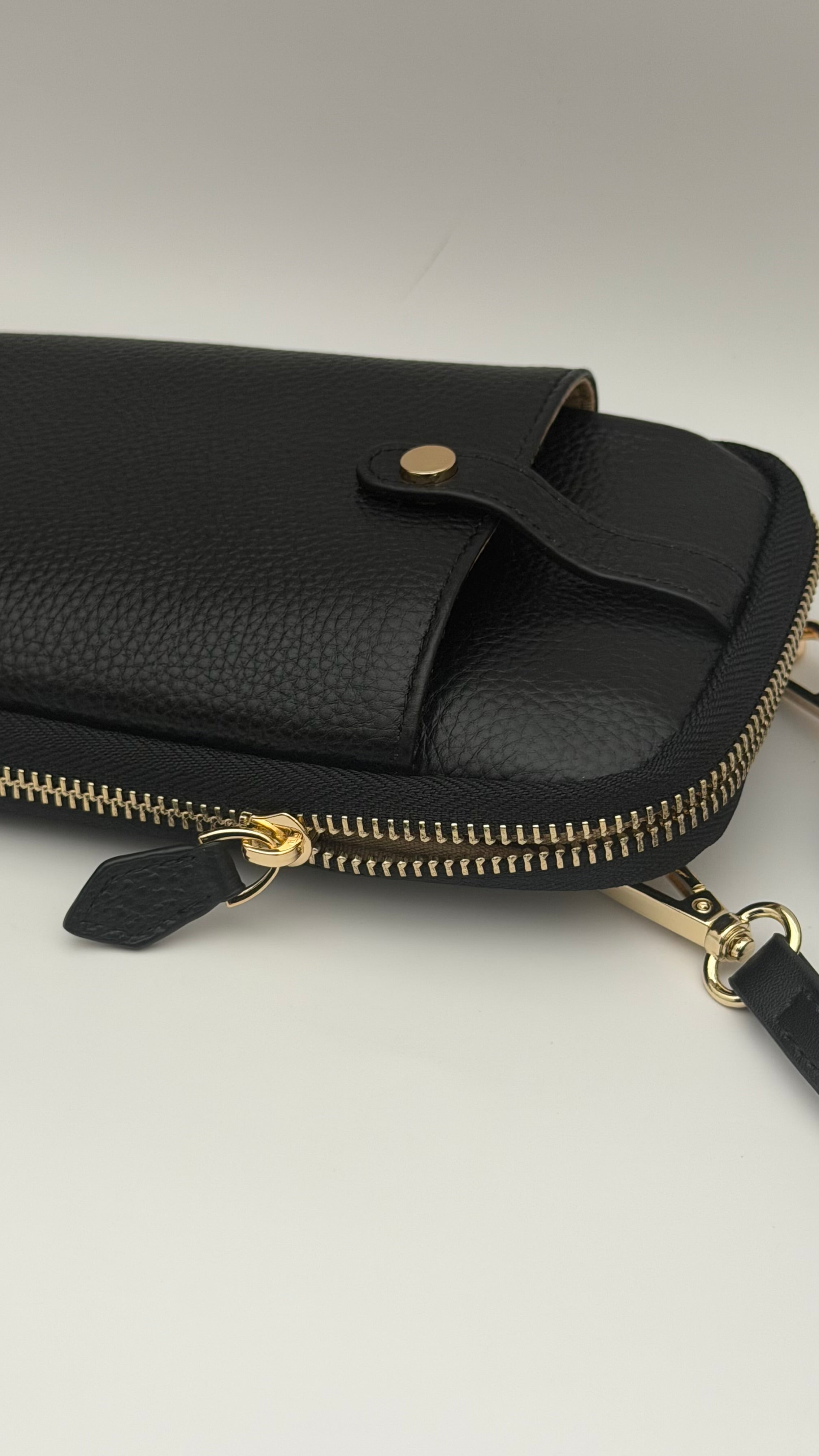 The Essential Wallet on Chain Black