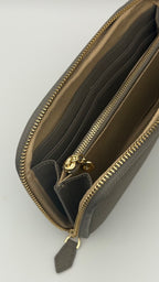 The Essential Wallet on Chain Light Taupe