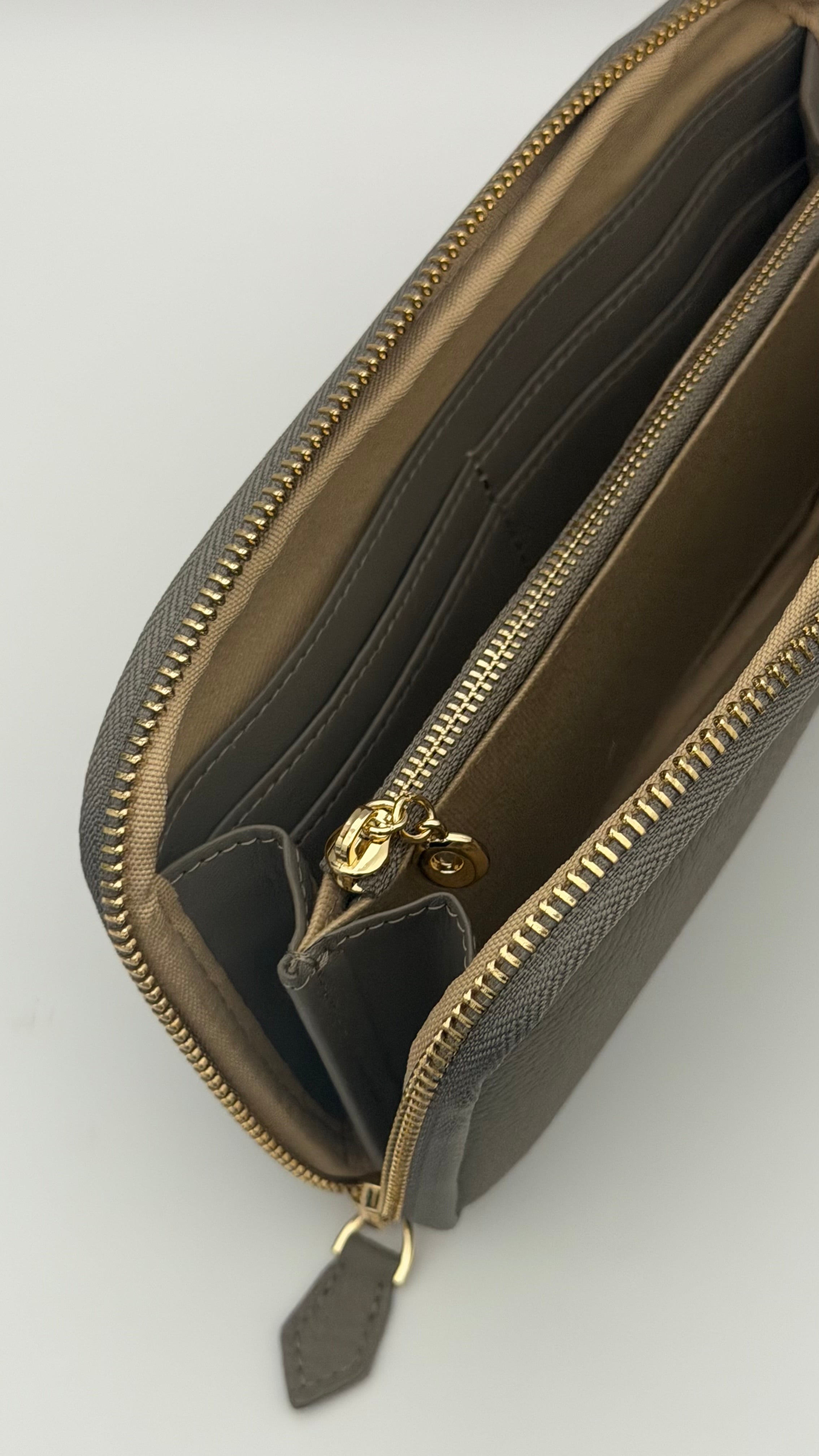 The Essential Wallet on Chain Light Taupe