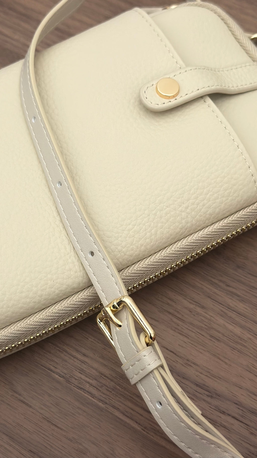 The Essential Wallet on Chain ivory