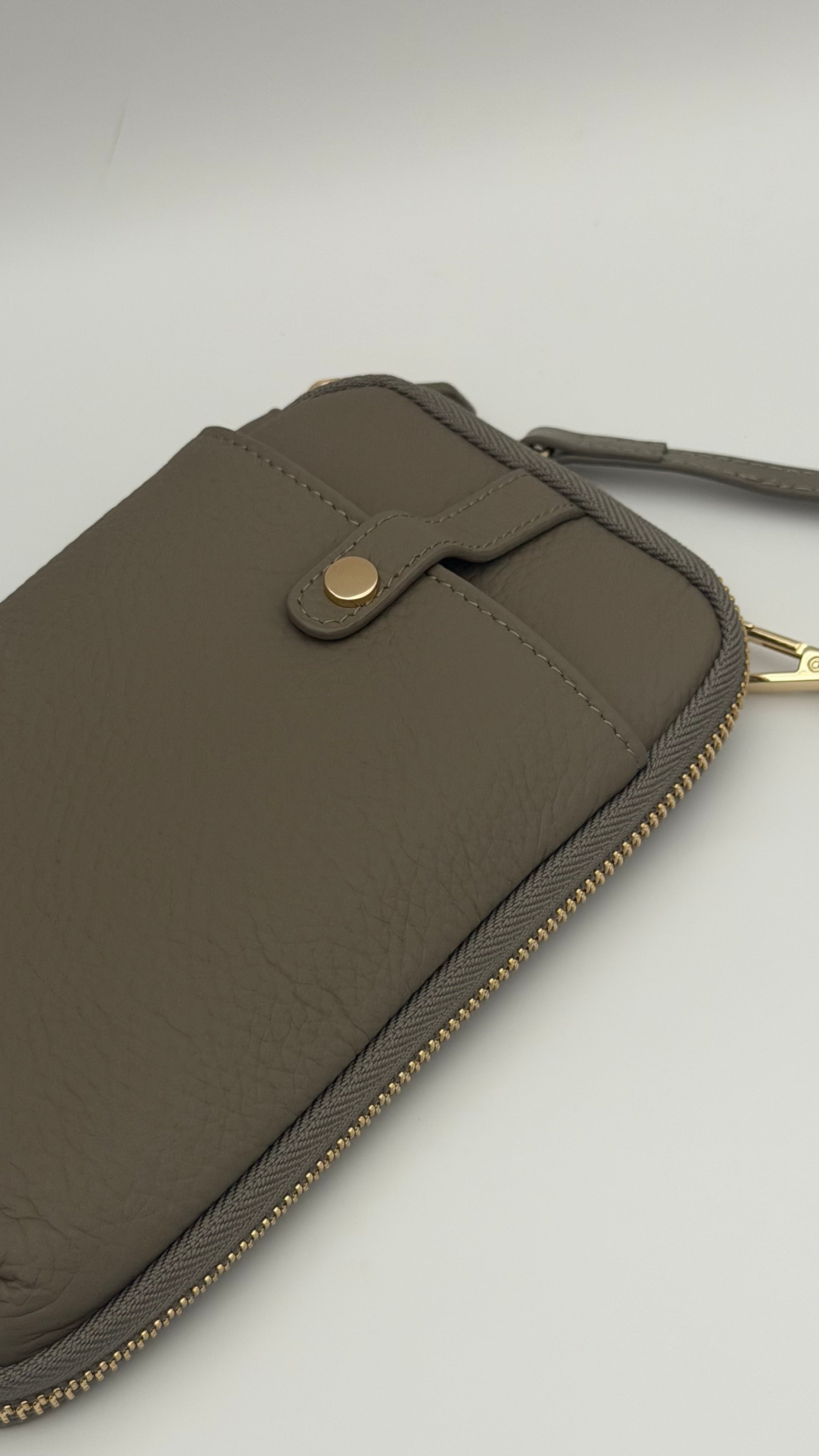 The Essential Wallet on Chain Light Taupe