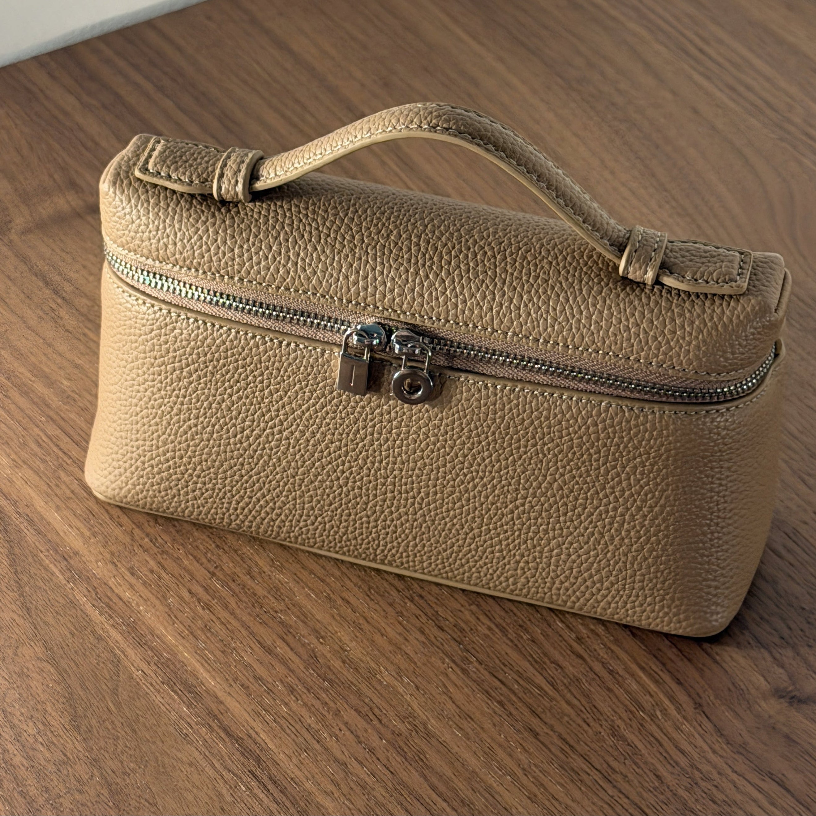 Aloura Light Taupe