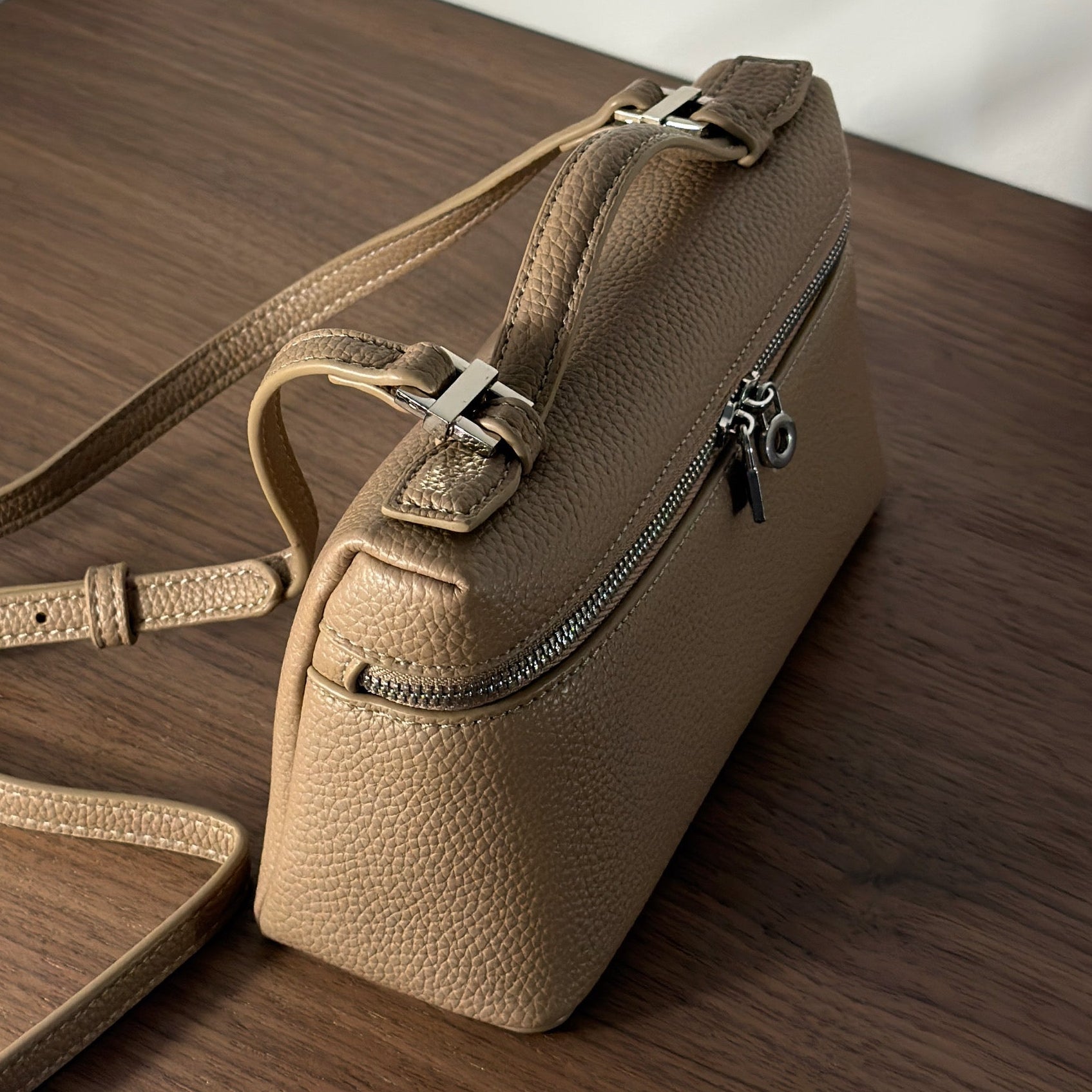 Aloura Light Taupe
